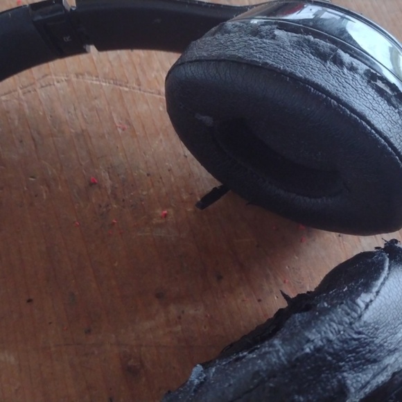 Beats Black Wireless Headphones - Picture 3 of 3